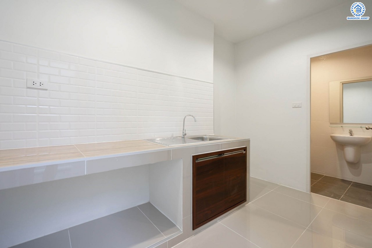 บ้านมือสองตกแต่งใหม่ โครงการ บ้านทอฝัน พิบูลย์สงคราม พร้อมอยู่ เนื้อที่ 16 ตร.ว. ฟังก์ชัน 3 ห้องนอน 2 ห้องน้ำ จอดรถได้ 1 คัน บนสุดยอดทำเล! เชื่อมถนนพิบูลย์สงคราม, วงศ์สว่าง, นครอินทร์ และติวานนท์ ใกล้จุดขึ้นทางด่วนศรีรัช-วงแหวนรอบนอก และรถไฟฟ้า "สถานีแยกติวานนท์"...